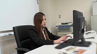 Detaljeret kontor-møde med storpat tet japansk chef Kanna Kitayama