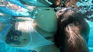 Olin niin kiihottunut katsellessani tuota kuumaa teiniä 18+ amatööriä joka saa ison mustan kyrvän veden alla, se sai minut kumin kovasti