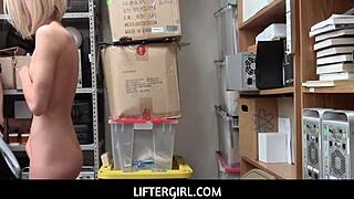 Ciekawska złodziejka Emma Hix złapana i rżnięta przez oficera na zapleczu