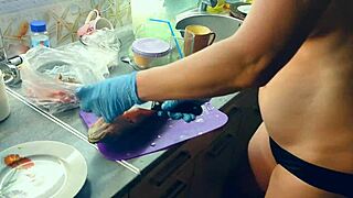 야 부엌 알몸 주부 큰 생선 요리 볼래?