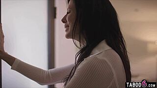 Reagan Foxx, zoufalá milf manželka, navštívena znovuzrozeným manželem