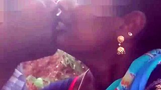 willst du die 18+ Teen-Maus ihren behaarten Freundesschwanz im Garten lutschen sehen?