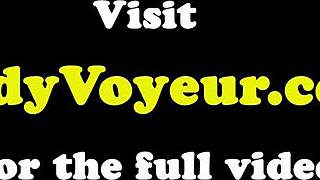 Dominatrice british se déshabille en lingerie en taquinant avec instructions branlette