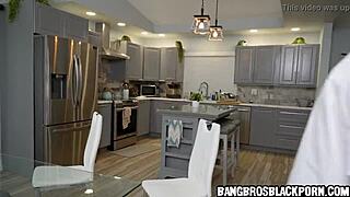 Caramba, ver a Sarai Minx chupando aquele cara branco magrelo depois de passar óleo nos peitos gostosos pós-teste de Covid é surreal