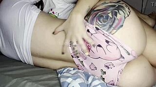 เพื่อนร่วมห้องเลสเบี้ยนเงี่ยนตอนเที่ยงคืน ช่วยตัวเองพร้อมจูบร้อนแรง