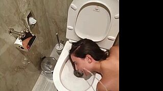 Ei, imagina mijando na minha cara e no cuzinho apertado?