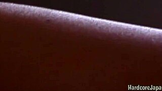 MILF asiatique chevauche une bite dure en action torride