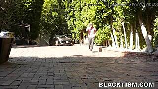 واو! عاهرة شابة خاينة متلبسة تمص زب أسود كبير وصاحبها يشوف مصدوم!