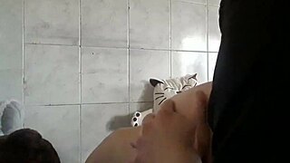 عايزة أمص زب أخي غير الشقيق لوحدنا في البيت