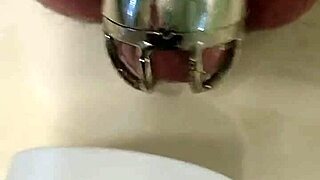 Priča o lepljenju kurca za kavez čistoće