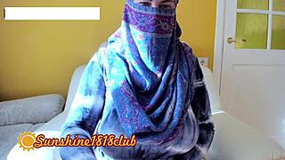 Ne morem nehati gledati svoje perzijske žene v hidžabu na webcam seksu 10 17