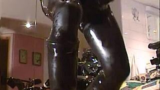 אוי, לא יכולה עם הגומי הזה, אבל רכיבה בלטקס של רוקסינה מטורפת!