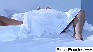 Роми Рэйн пальцами трахает свою тугую мокрую пизду на кровати