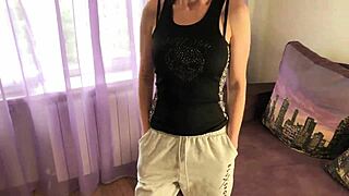 واو! نيك أم صديق بينما زوجها في الغرفة المجاورة - أسرار هاوٍ روسية