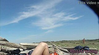 Уау! Ексхибиционистка съпруга прави ръчна на голям кур на публичен плаж пред воайор с празнене