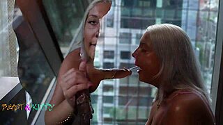 Kali Kakez pawg gostosa fudida na janela chupando e lambendo