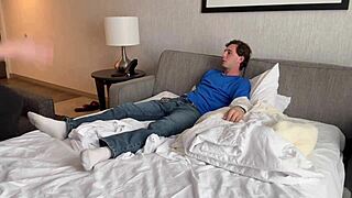 Stesønn ødelegger hotellrom, så knuller han hete stemor Danni Jones!