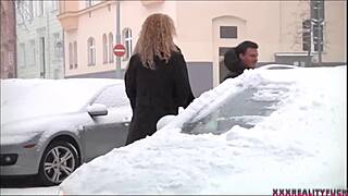 Dvě divoký kurvy vyzvednou chlapa na venkovní končíkovou zábavu