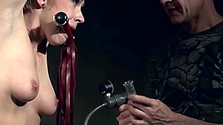 شقراء رائعة مقيدة بإحكام لمتعة هيمنة قاسية