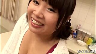 Jongen, kijk naar deze Japanse milf koken met grote tieten in de keuken.