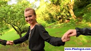 Jesi li video piškare lezbejke kako se zezaju mokro napolju u bizarnoj zabavi?