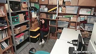 警官さん、デカチンで私のきつマン激しくハメて？