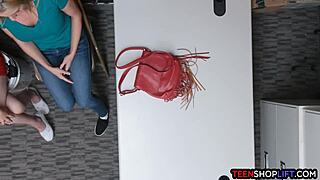 Stiefmoeder en tiener 18+ betrapt op stelen nu harde neuk met beveiliging