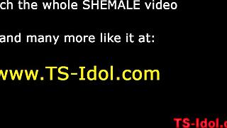 Azijski ladyboy v spodnjem perilu se samozadovoljuje in dobi spermo po sebi 😈