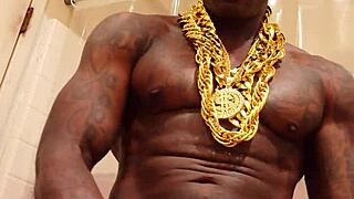 Fan hallelujah Johnson runkar stora svarta kuken medan han tittar