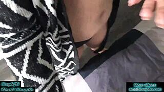 Майката на приятеля ми ми помогна да свърша с горещите си гърди на показ