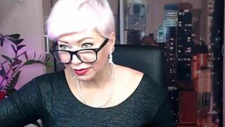 Ώριμη γυναίκα δίνει τρυφερό POV τσιμπούκι στον άντρα της