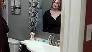 يا إلهي، Riley Nixon وScarlett Mae يتبادلن القبلات بينما Tyler Cruise يتفرج