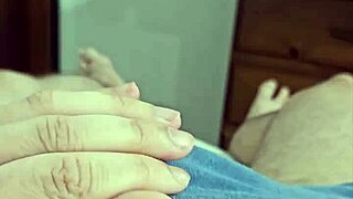 Joven twink brasileño muestra su polla enorme en acción solo