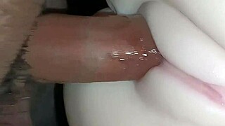 Essa buceta escorregadia e apertadinha, não aguento foder essa novinha fofa 18+ todo dia!