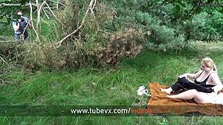 हॉट गोरी BBW मिल्फ बाहर मस्ती करते पकड़ी गई