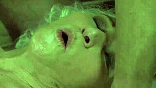 يا إلهي، عجوز تمص زب ضخم بجودة عالية وبكل متعة!