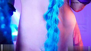 Η Jinx πιπιλάει παθιασμένα δονητή σε άγριο cosplay πίπα!