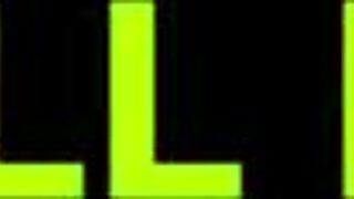 Pieni 18-vuotias latinalainen oksentaa kovasti massiivisella kullilla kurkkupiehen vuoksi