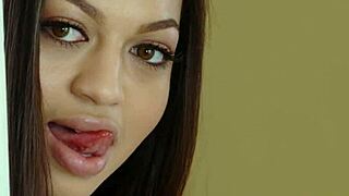 Черная юная получает сперму в пизду! Как дико!