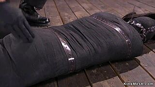 Μπρούτζινη τυλιγμένη μούμια και μαστιγωμένη σκληρά σε kinky!
