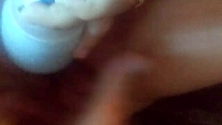 ženu jebu igračkama dok ne svrši u kućnoj sceni