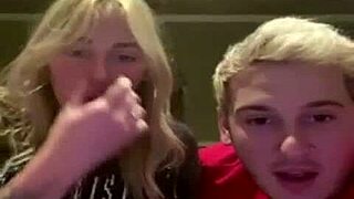 Rubia jovencita 18+ muestra sus tetas en Periscope en vivo