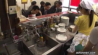 สาวเสิร์ฟญี่ปุ่น Mimi Asuka โดนล้วงหีหนักๆ ในร้านอาหาร