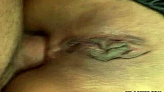 Îmi place să fiu curvă asiatică fierbinte cu anal și dublă penetrare în threesome sălbatic cu băieții