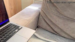 Naga MILF z naturalnymi cyckami masturbuje się na sofie w filmie Leny Paul