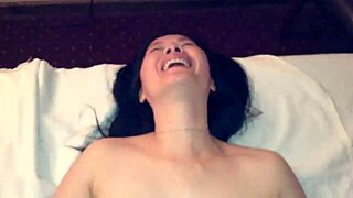 Rejtett ázsiai masszázslány ad gőzös blowjobot high definitionben