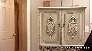 Две горячие трансы доминируют над девкой в дикой вечеринке трисоме