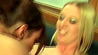 Talianske lesbičky si tvrdo lížu a šukajú mokré pičky