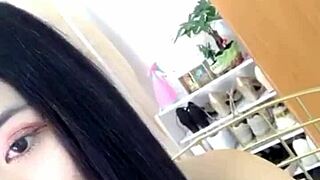 wow, this hot girl went live streaming her perfect body show for fans