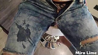 Barkeeper river jeansene af for at kneppe den stramme 18+ røv hårdt